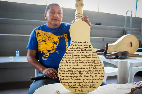 Santo-antoniense faz viola de cocho e mantém modo de vida aprendido com família
