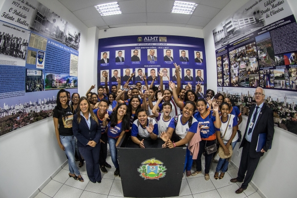 Alunos da escola Leônidas de Matos participam do Programa Por Dentro do Parlamento 