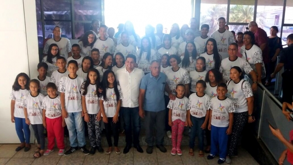Emoção e agradecimentos marcam o embarque de 40 crianças e adolescentes do Cora