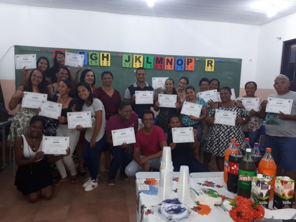 Moradores de Mimoso recebem Certificados de inglês básico