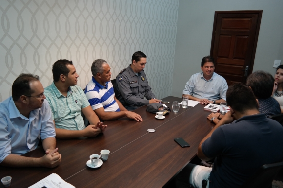 Prefeito, secretários e vereadores se reúnem com representantes da justiça e se