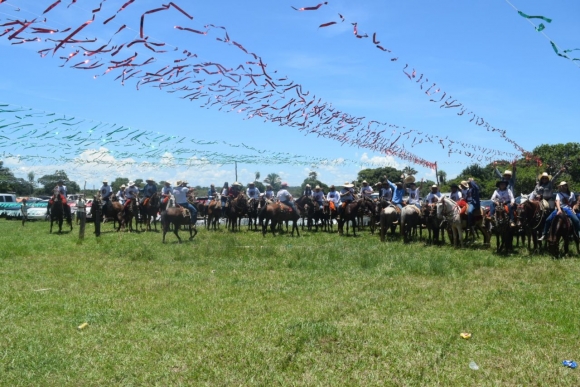 Cavalgada com 150 participantes reuniu moradores e visitantes em Mimoso