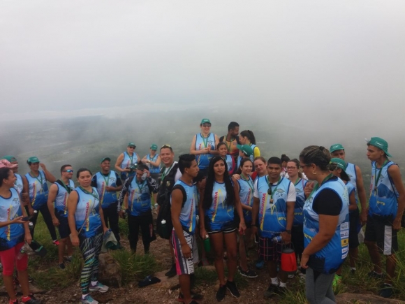 Centenas de pessoas sobem o Morro de Santo Antônio na Sexta-feira da Paixão
