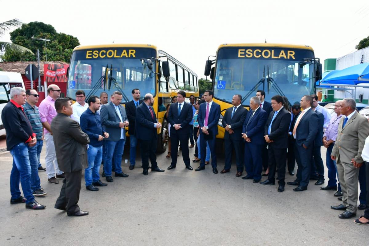 Prefeito entrega dois novos ônibus escolares no aniversário de Santo Antonio de Leverger
