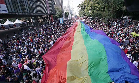 Parada gay esquenta o sábado frio em Cuiabá 