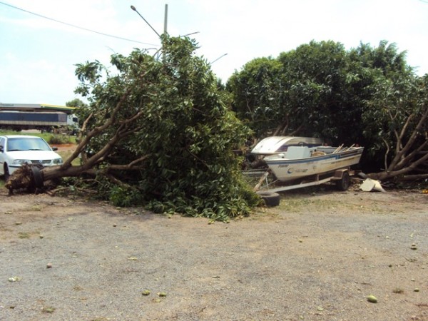 Tempestade causa prejuízos em Santo Antônio e Cuiabá.