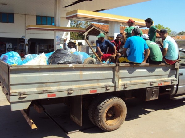 Caminhão da Prefeitura carrega lixo e funcionários !
