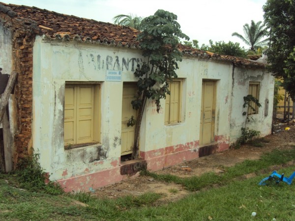 Casas do antigo centro da cidade estão desabando