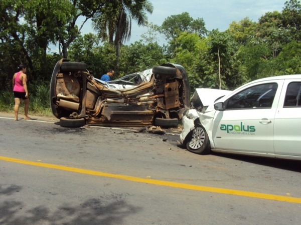 Acidente violento na Rodovia Palmiro deixa 4 feridos