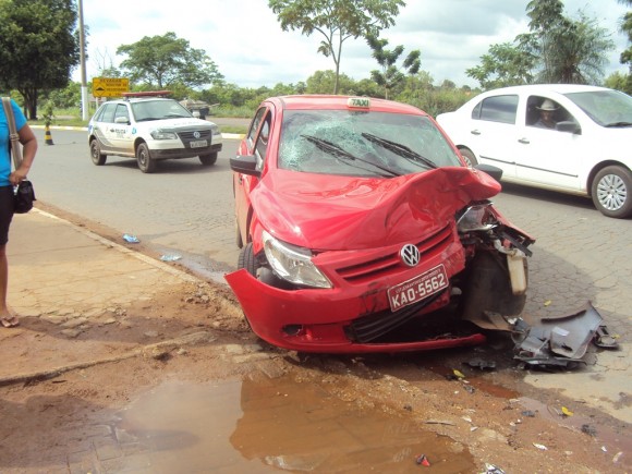 TÁXI DE SANTO ANTÔNIO BATE EM CAMINHÃO NA  MT 040