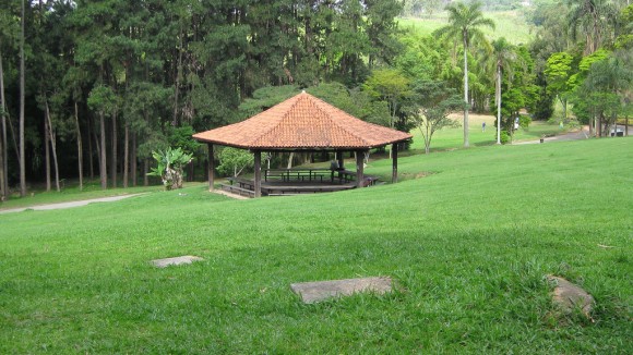 QUADRILHA INVADE CEMITÉRIO E TROCA TIROS COM A PM