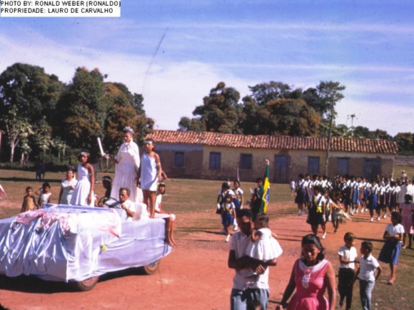 HÁ 47 ANOS DESFILE CÍVICO DAS ESCOLAS LEVERGENSES