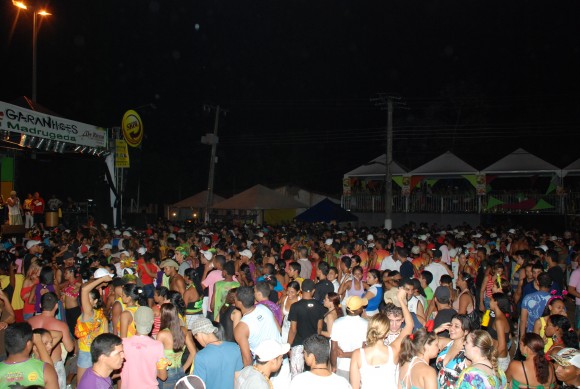 CARNAVAL CULTURAL ABRE FOLIA DE MOMO EM LEVERGER