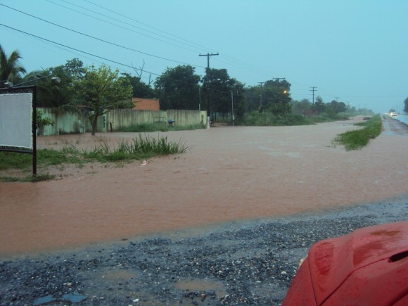 ÁGUAS DE CHUVAS INVADEM CASAS E COMÉRCIOS EM LEVERGER