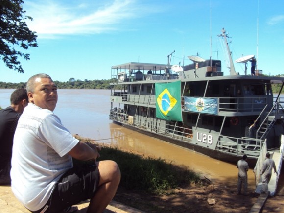 FRAGATA DA MARINHA ATRACA EM LEVERGER