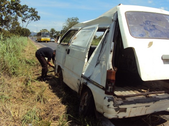    MINI-VAN CAI EM RIBANCEIRA NA RODOVIA PALMIRO