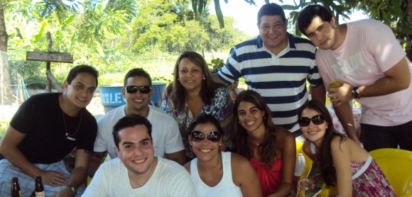 TONINHO E LARISSA OFERECEM PEIXADA EM DIA ESPECIAL