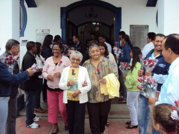 PASTORAL FAMILIAR OFERECE ROSAS E CAFÉ DA MANHÃ AS MÃES