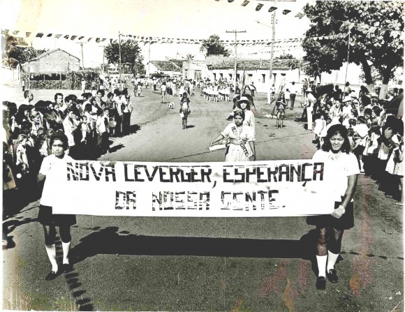 Estudantes desfilam no aniversário de Santo Antônio em 1963