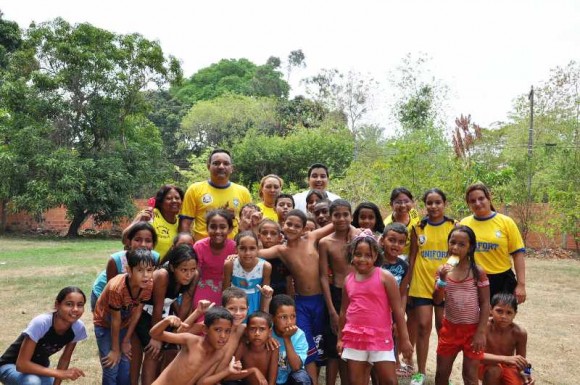 Voluntários e funcionários da UNIFORT promovem festa para crianças
