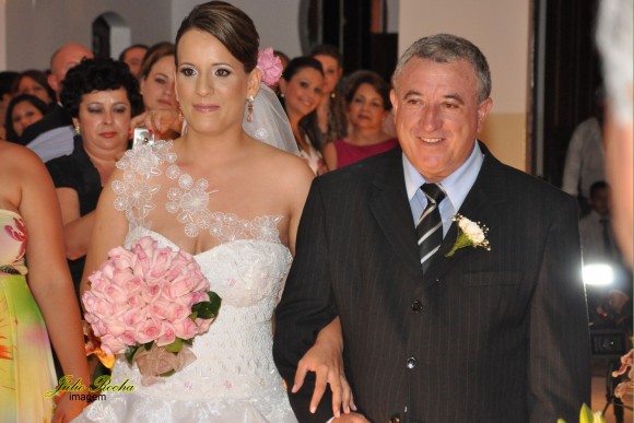 Ana Cristina  e o pai Nelson Vaz na cerimönia religiosa de casamernto