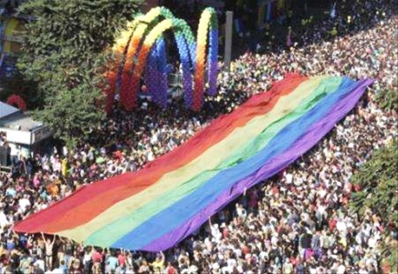 Parada da Diversidade Sexual e Cidadania acontece nesta sexta (19)