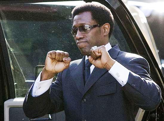 Wesley Snipes se entrega à polícia e começa a cumprir pena 