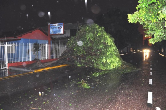 Cuiabá sofre com chuva de granizo na tarde deste domingo