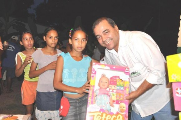 Celso Nogueira e parceiros entregam presentes de Natal para crianças