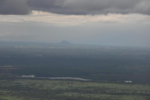 Morro Santo Antônio se destaca na planície da Baixada Cuiabana