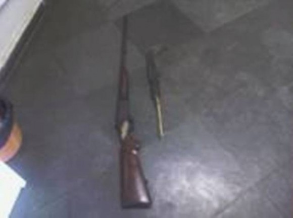 Policias militares apreendem espingarda calibre 