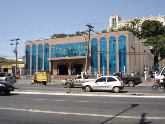 Universal abre concurso para pastor; salário passa de 8 mil por mês