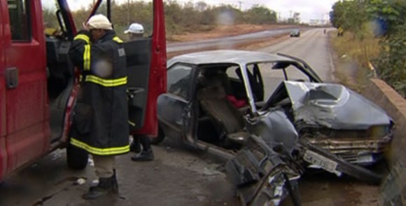 Carro capota e bate na ponte da Lavrinha, Rod. Palmiro P de Barros