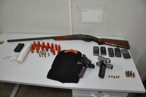 Dinamite, Pistolas e Carabina entre os materiais apreendidos pela PM