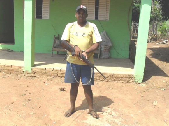 Jovem que ameaçou populares na Gleba Resistência é preso por PMs
