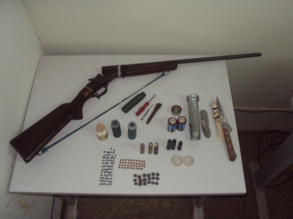 Policiais militares apreendem espingarda 22 e munições na Agrovila