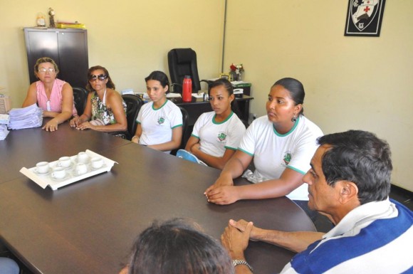 Alunas e professores da Escola de Porto de Fora se reúnem com Ugo