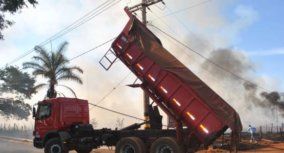 Motorista esquece caçamba levantada e causa acidente em Leverger