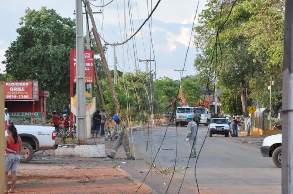 Motorista inconseqüente de caminhão derruba 5 postes de energia 