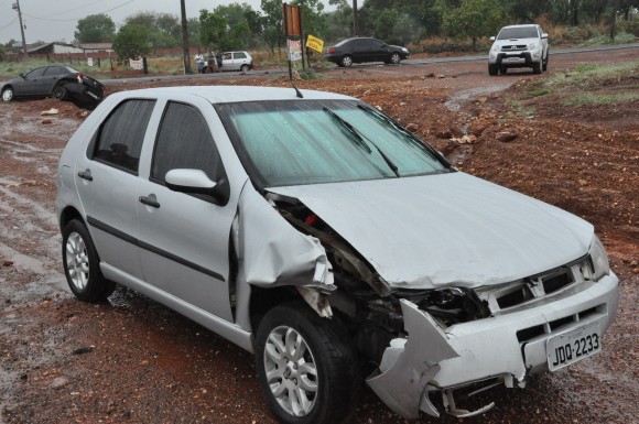 Chuva e falta de sinalização provoca acidente na MT 040