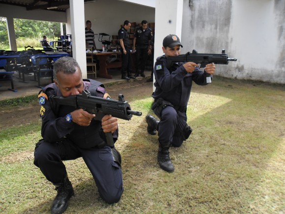 Policiais militares participam de treinamento com submetralhadora 40G