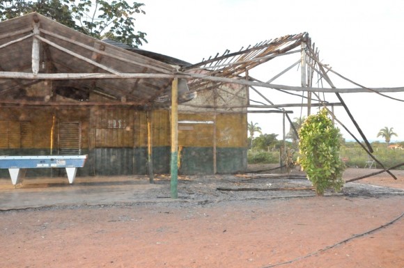 Moradores atearam fogo no local em que foi morto Roberto Carlos