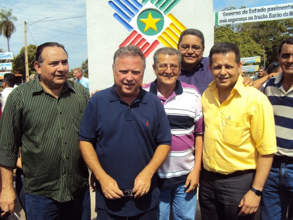 Blairo Maggi inaugura asfalto em Porto de Fora