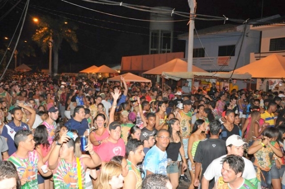 Carnaval é destaque em uma página inteira na Gazeta deste domingo