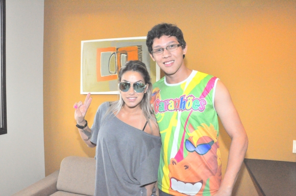 Dani Bolina posa para a primeira foto do Carnaval com jovem dos Garanhões