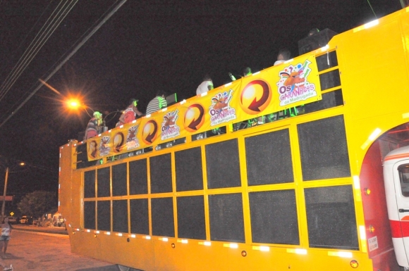 Foliões curtem o Carnaval de Santo Antônio animados por Trio Elétrico
