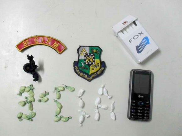Homem avança contra policiais após ser surpreendido com drogas