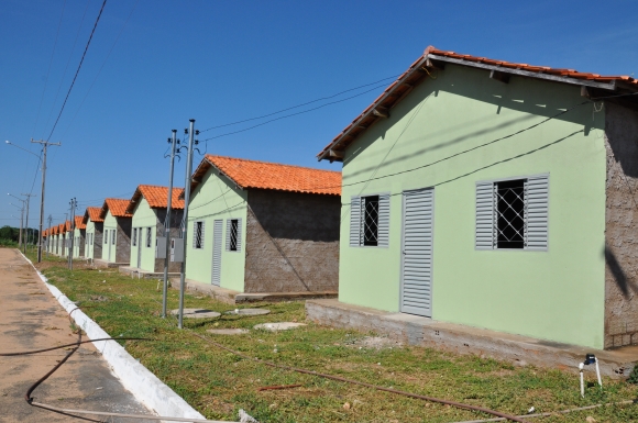 Famílias de baixa renda recebem casa em Santo Antônio de Leverger 