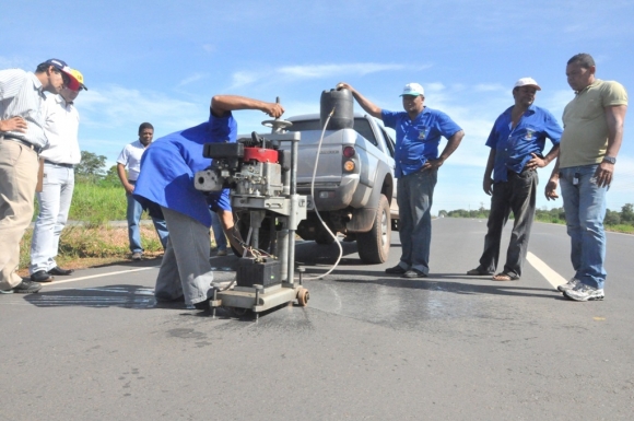 Tecnicos do TCE e da SINFRA testam a qualidade do asfalto da MT 040