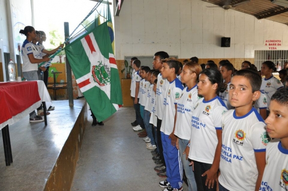 Jovens participam da aula inaugural do Projeto da PM Unidos Pela Paz 